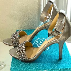 Betsy Johnson Elegant Rhinestone Silver Sandals Ankle Strap Wedding 7  NWB